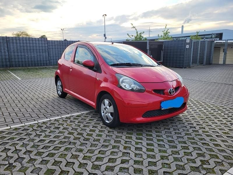 Rot Gebraucht 2007 Toyota Aygo Kleinwagen | 2.299 € (Fairer Preis) - Bild 1/4