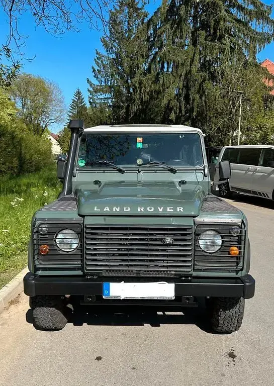 Gebraucht Land Rover Defender 122 PS (89 kW) 2010 Grün Kombi