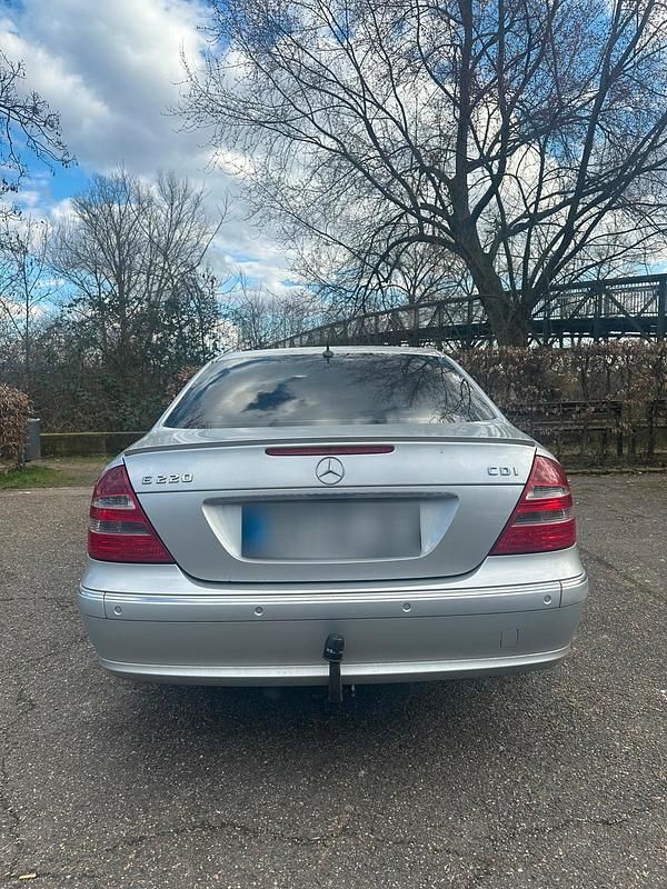 Gebraucht Mercedes E220 Avantgarde 150 PS (110 kW) 2005 Silber Limousine