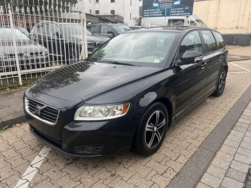 Schwarz Gebraucht 2009 Volvo V50 R-Design Momentum Kombi | 2.900 € (Etwas zu teuer) - Bild 1/4
