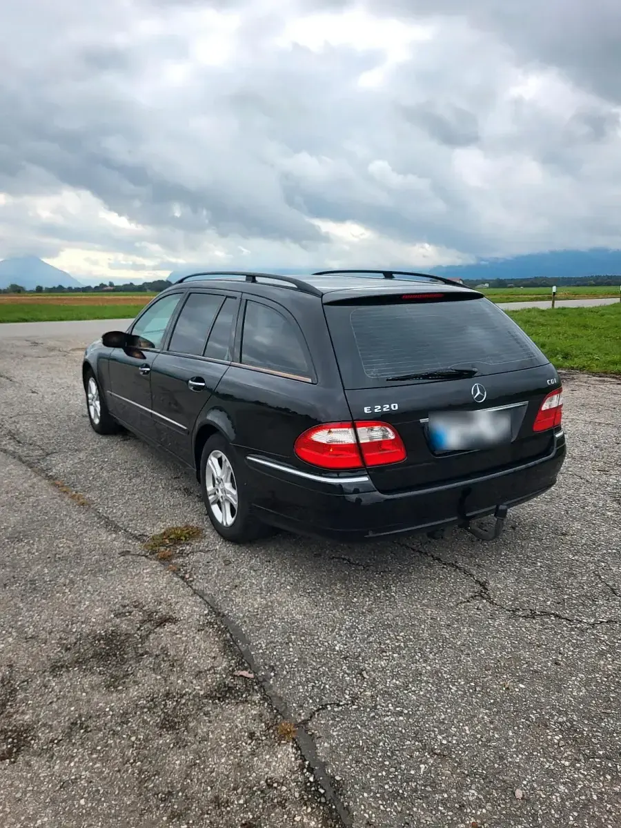 Używany Mercedes E220 150 KM (110 kW) 2004 Czarny Kombi