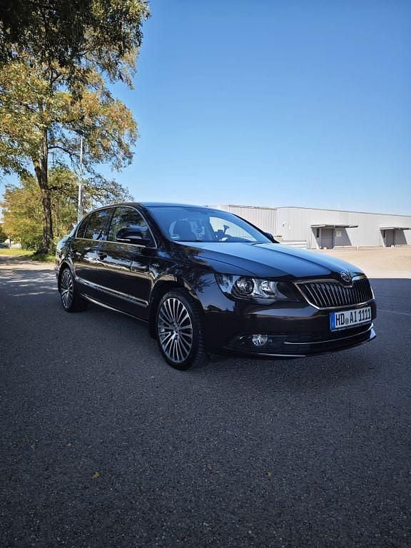 Braun Gebraucht 2014 Skoda Superb LAURIN & KLEMENT Limousine | 12.999 € (Guter Preis) - Bild 1/4