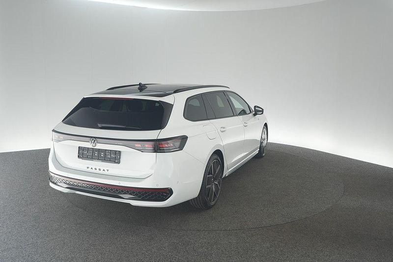 Gebraucht VW Passat R-line 265 PS (194 kW) 2024 Weiß Kombi