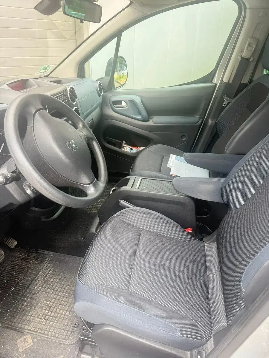 Gebraucht Peugeot Partner 92 PS (67 kW) 2011 Silber Van / Kleinbus
