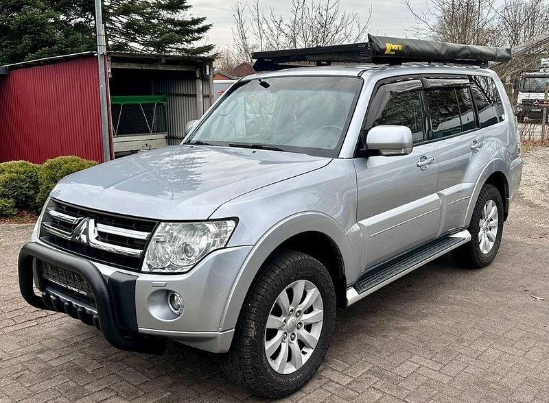 Silber Gebraucht 2011 Mitsubishi Pajero Top SUV | 18.980 € (Fairer Preis) - Bild 1/4