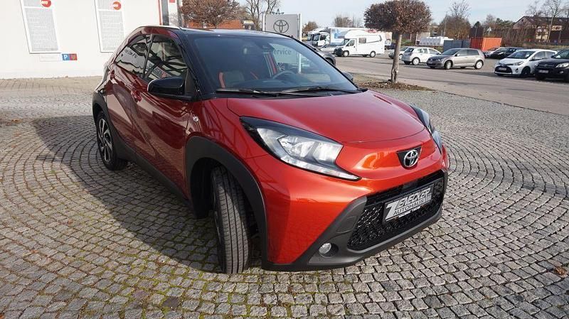Neu Toyota Aygo X 72 PS (52 kW) 2026 Rot SUV