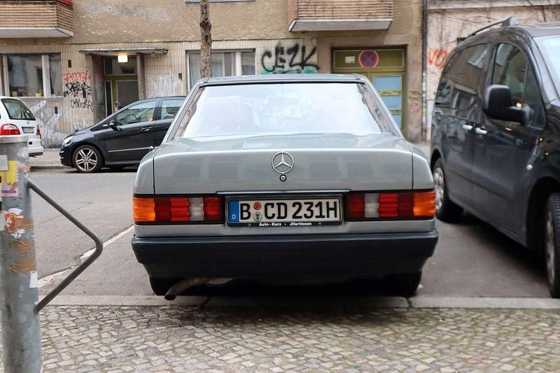Gebraucht Mercedes 190 122 PS (89 kW) 1983 Silber Limousine