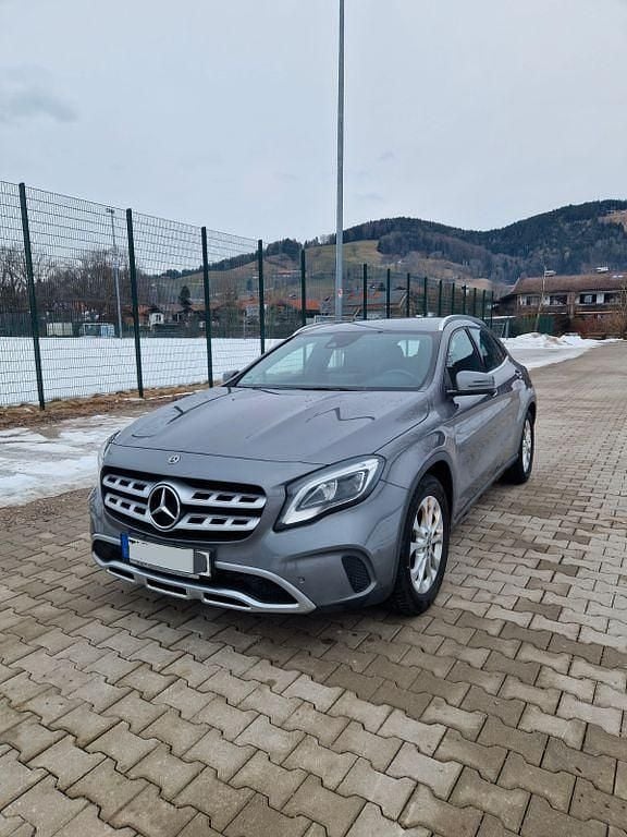 Grau Gebraucht 2019 Mercedes GLA200 SUV | 18.500 € (Superpreis) - Bild 1/4