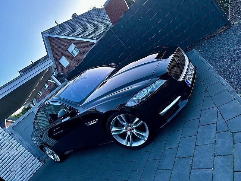 Schwarz Gebraucht 2017 Jaguar XF R-Sport Limousine | 17.300 € (Superpreis) - Bild 1/4