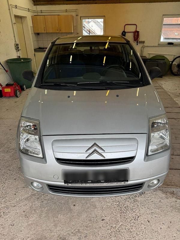 Grau Gebraucht 2004 Citroën C2 Kleinwagen | 1.990 € (Fairer Preis) - Bild 1/4