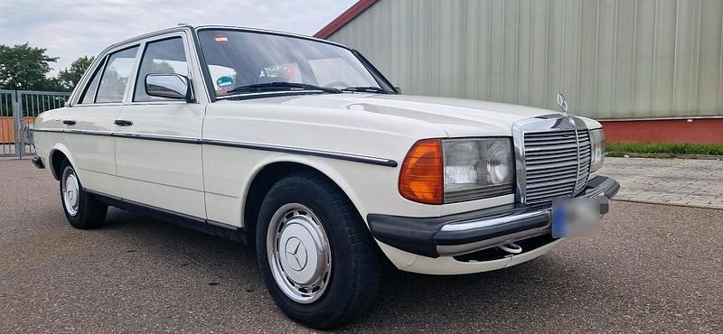 Używany Mercedes E230 136 KM (100 kW) 1983 Biały Sedan/Limuzyna