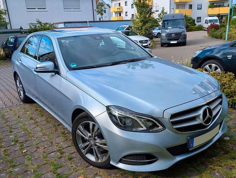 Silber Gebraucht 2013 Mercedes E220 Limousine | 19.650 € (Teuer) - Bild 1/4
