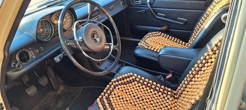 Gebraucht Mercedes 200 95 PS (69 kW) 1974 Beige Limousine