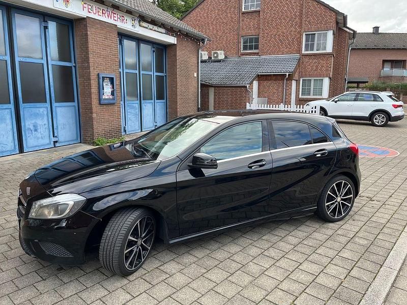 Schwarz Gebraucht 2014 Mercedes A180 Urban Limousine | 7.500 € (Superpreis) - Bild 1/4