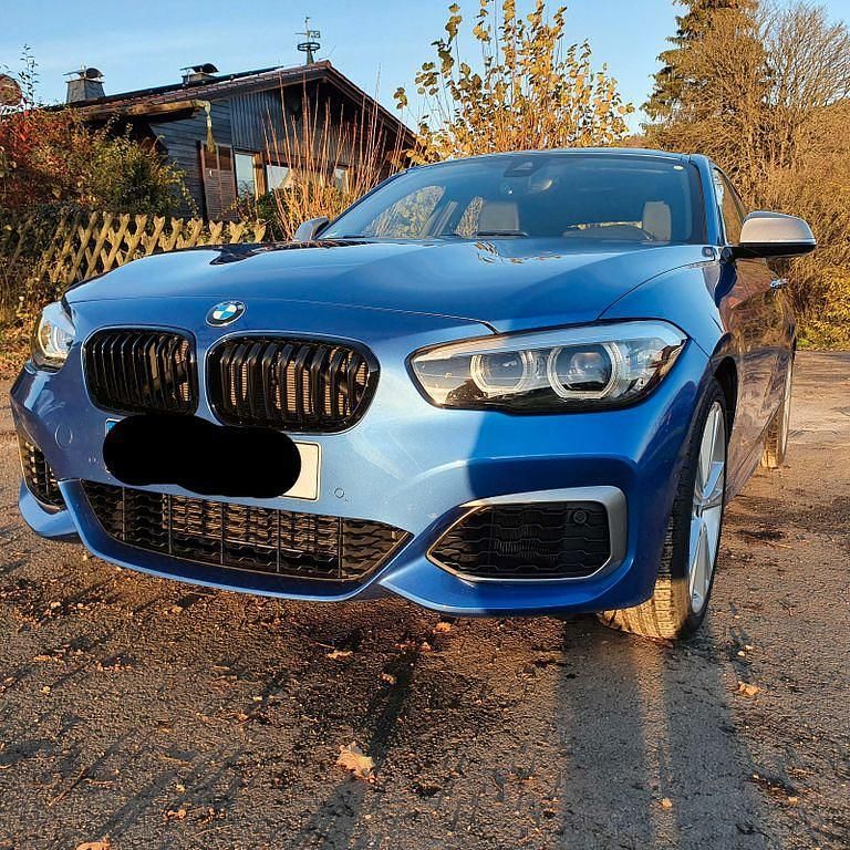 Blau Gebraucht 2019 BMW M140 Performance Limousine | 35.400 € (Fairer Preis) - Bild 1/4