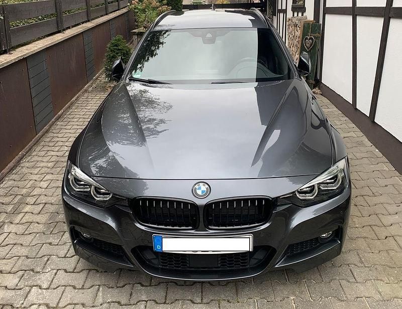Grau Gebraucht 2019 BMW 335 M Sport Kombi | 32.400 € (Teuer) - Bild 1/4