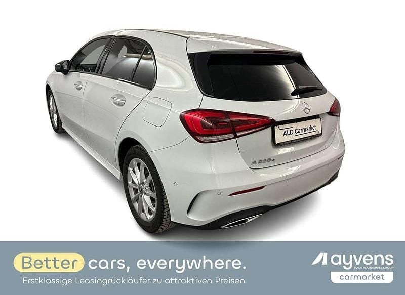 Gebraucht Mercedes E250 160 PS (117 kW) 2022 Digitalweiss  metalliclack Coupé