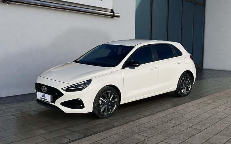 Serenity white Gebraucht 2024 Hyundai i30 Advantage Limousine | 22.222 € (Fairer Preis) - Bild 1/4