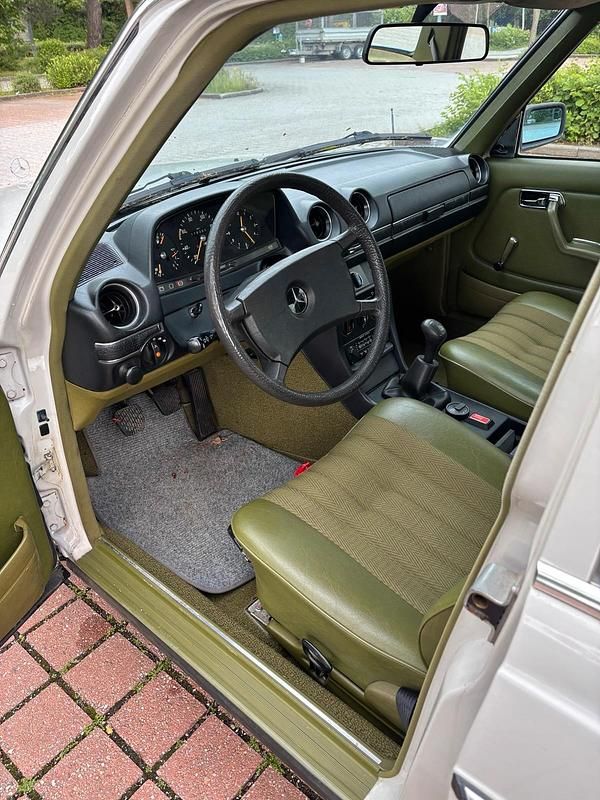 Gebraucht Mercedes 200 60 PS (44 kW) 1980 Grau Limousine