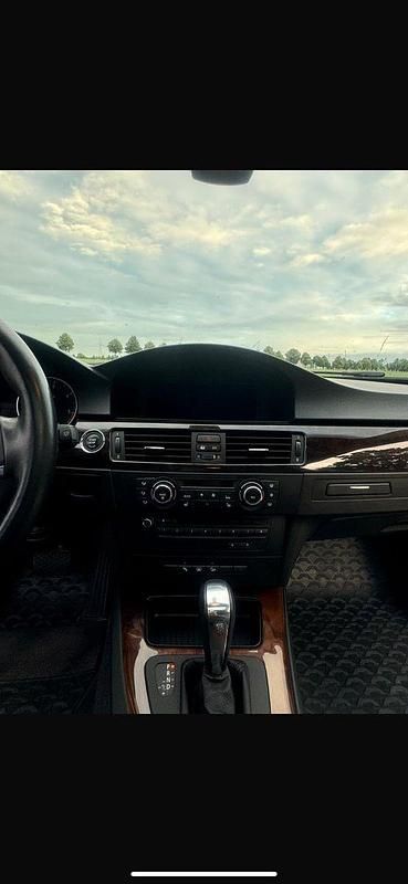 Gebraucht BMW 320 184 PS (135 kW) 2010 Grau Coupé