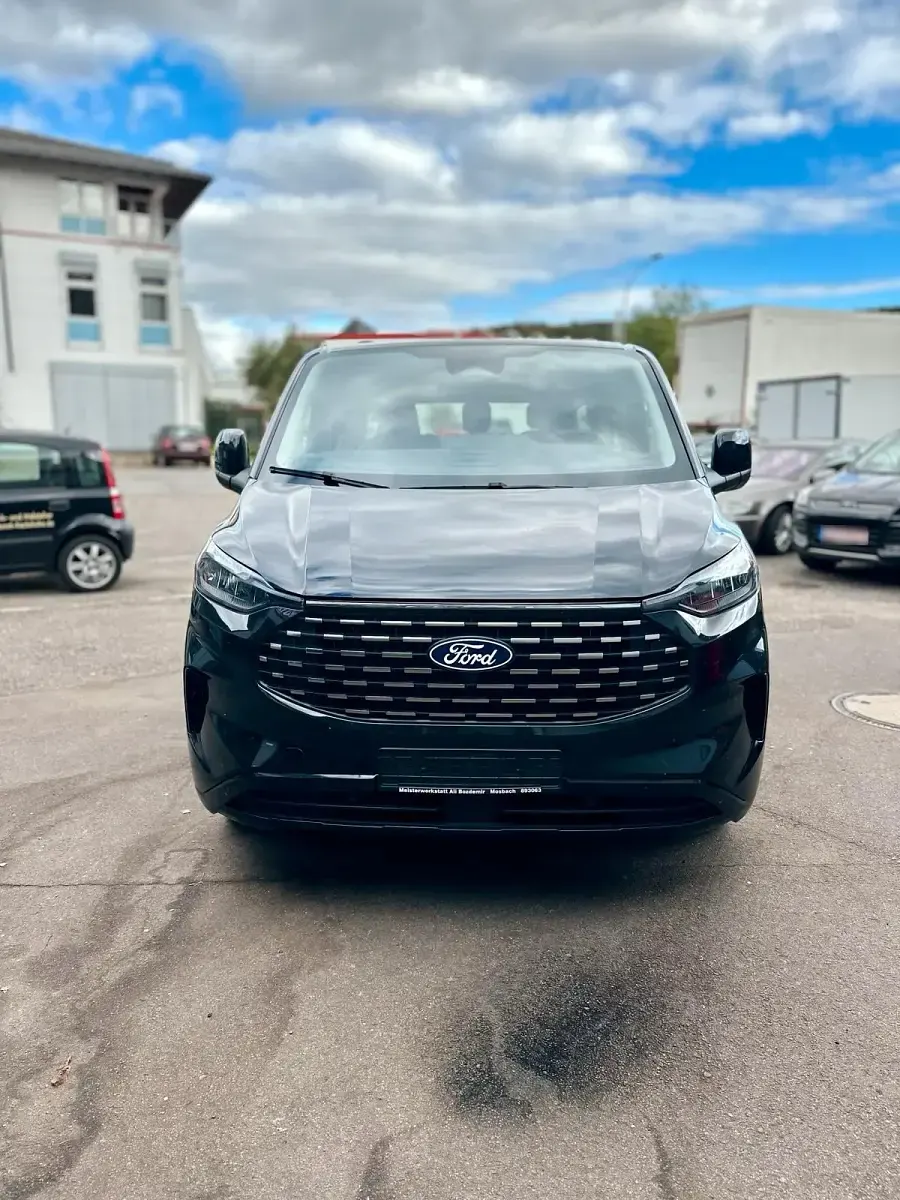 Gebraucht Ford Tourneo Custom Titanium 170 PS (125 kW) 2025 Schwarz Van