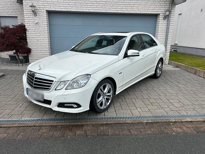 Weiß Gebraucht 2009 Mercedes E350 Limousine | 9.500 € (Fairer Preis) - Bild 1/4