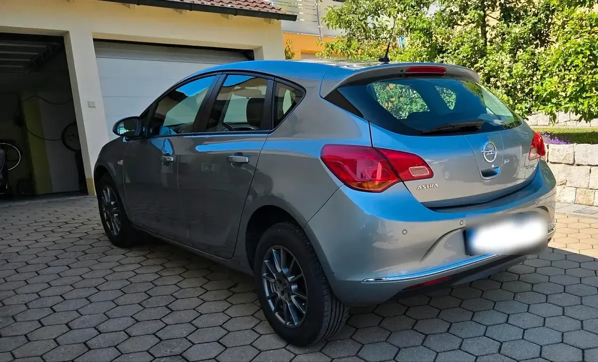 Gebraucht Opel Astra Edition 101 PS (74 kW) 2013 Grau Kleinwagen