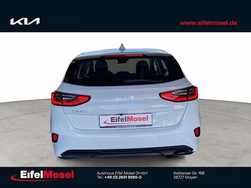 Neu Kia Ceed Spirit 140 PS (102 kW) 2026 Weiß Kleinwagen