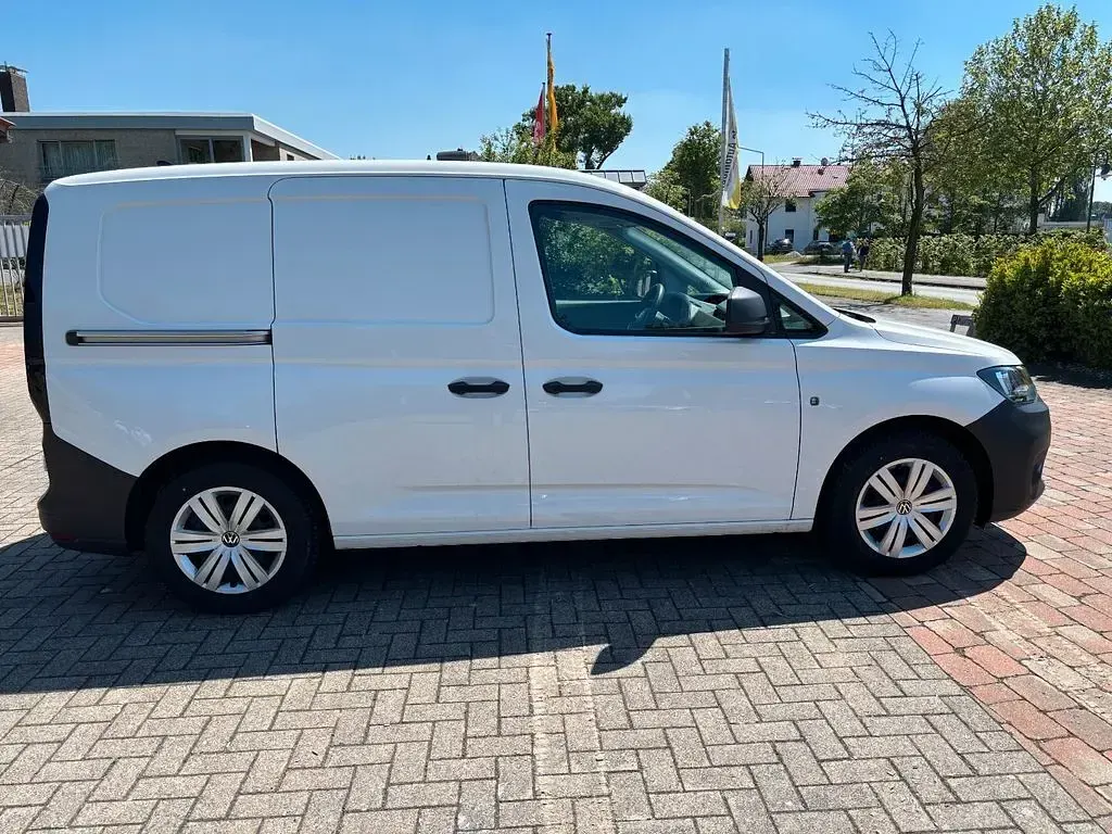 Gebraucht VW Caddy Basis 102 PS (75 kW) 2023 Weiß Van / Kleinbus