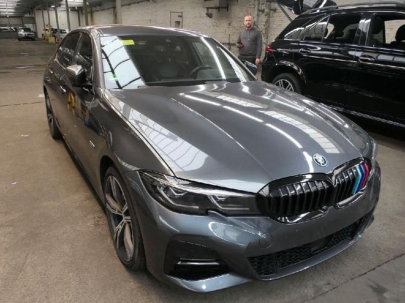 Grau Gebraucht 2021 BMW 320e Shadowline Limousine | 26.999 € (Teuer) - Bild 1/4
