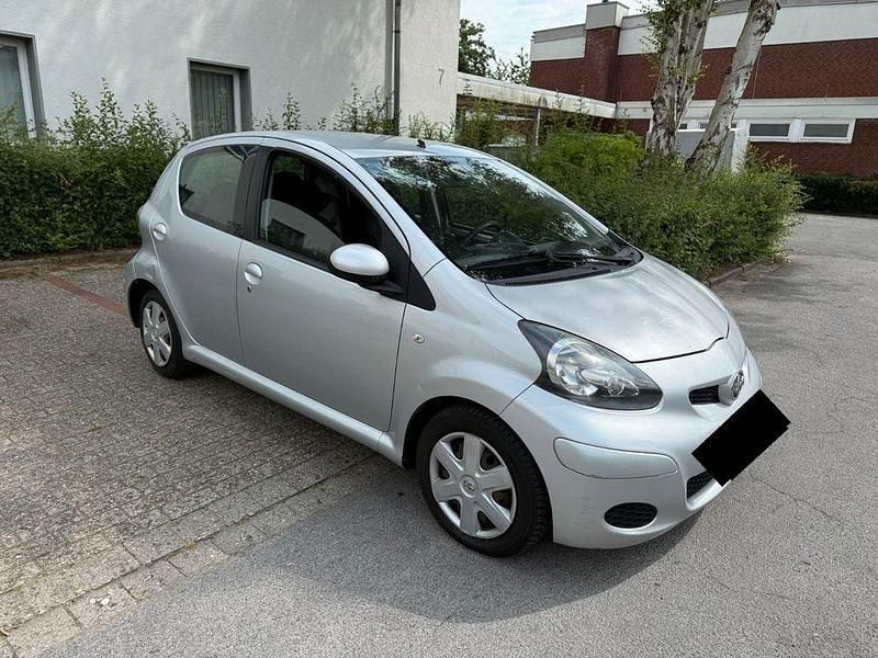 Grau Gebraucht 2011 Toyota Aygo Kleinwagen | 1.800 € (Fairer Preis) - Bild 1/4
