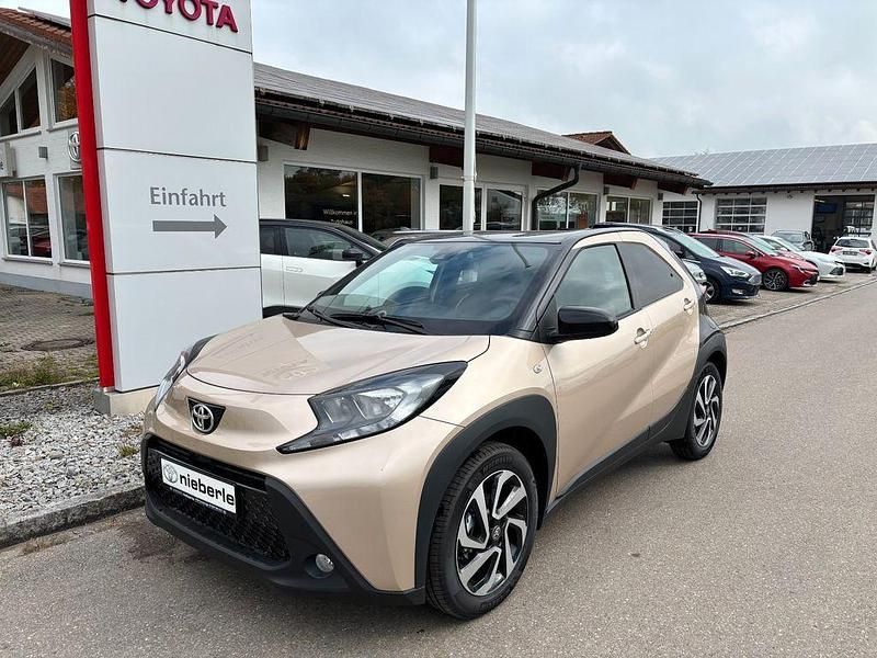 Neu Toyota Aygo X 72 PS (52 kW) 2025 Beige SUV