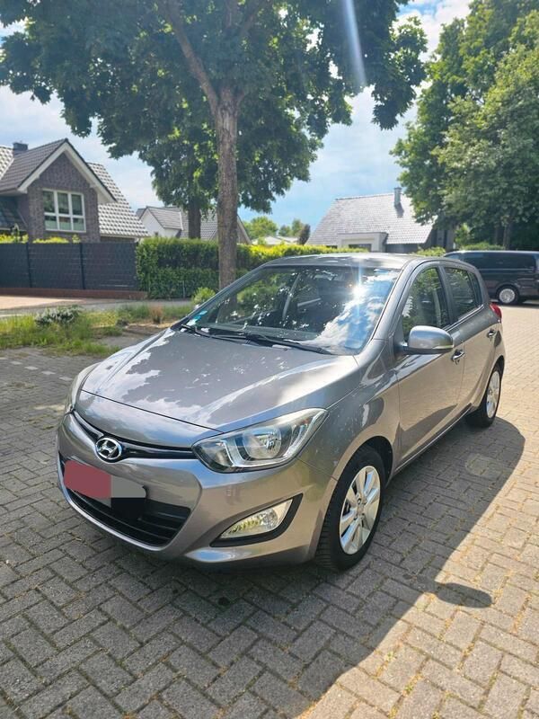 Grau Gebraucht 2013 Hyundai i20 Kleinwagen | 2.800 € (Superpreis) - Bild 1/4