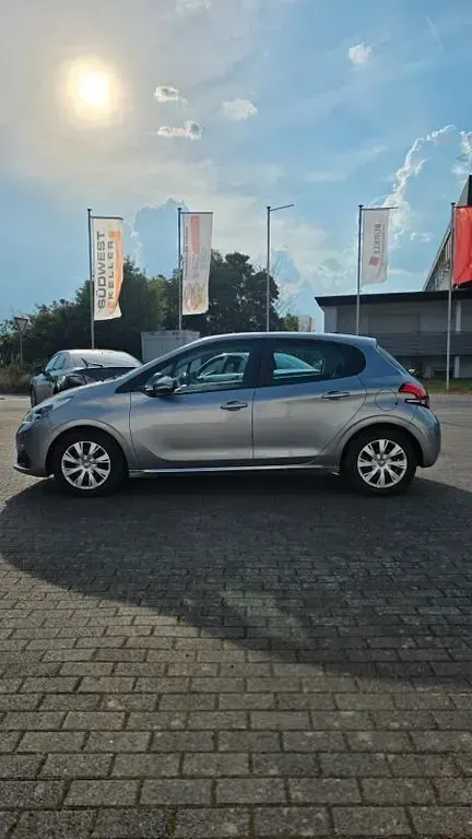 Gebraucht Peugeot 208 Active 102 PS (75 kW) 2019 Grau Kleinwagen