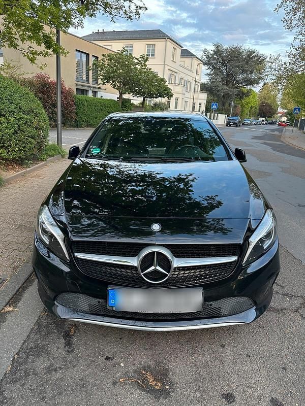 Schwarz Gebraucht 2016 Mercedes A180 Limousine | 16.750 € (Etwas zu teuer) - Bild 1/4