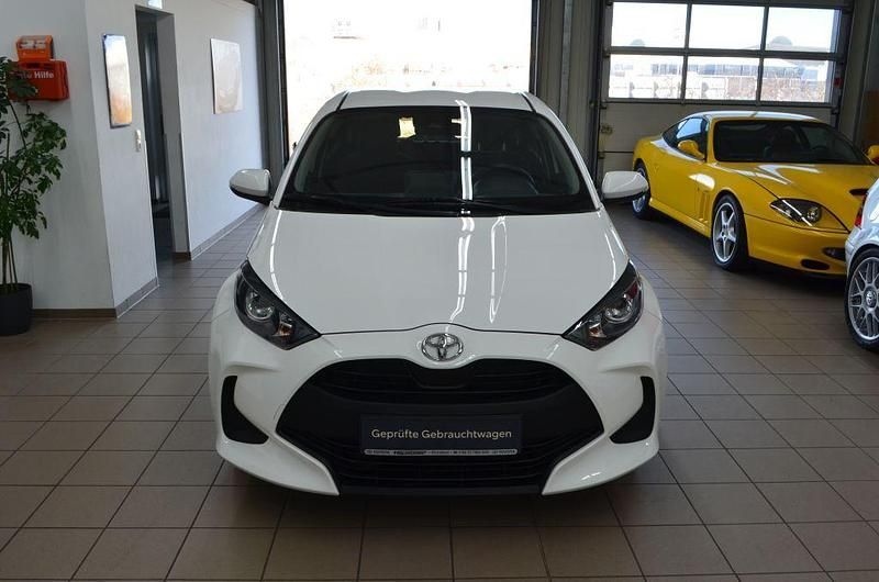 Gebraucht Toyota Yaris Basis 72 PS (52 kW) 2022 Schneeweiß Kleinwagen