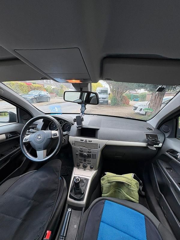 Second-hand Opel Astra 101 CP (74 kW) 2007 Negru Berlinǎ