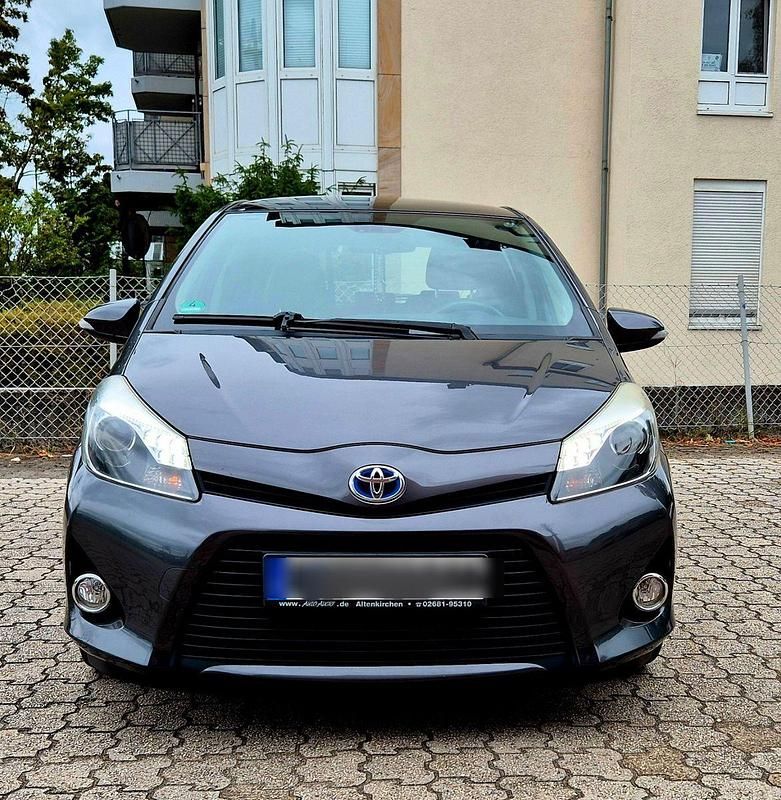 Grau Gebraucht 2012 Toyota Yaris Kleinwagen | 7.950 € (Guter Preis) - Bild 1/4
