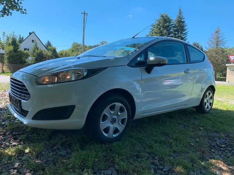 Weiß Gebraucht 2015 Ford Fiesta Kleinwagen | 4.900 € (Fairer Preis) - Bild 1/4