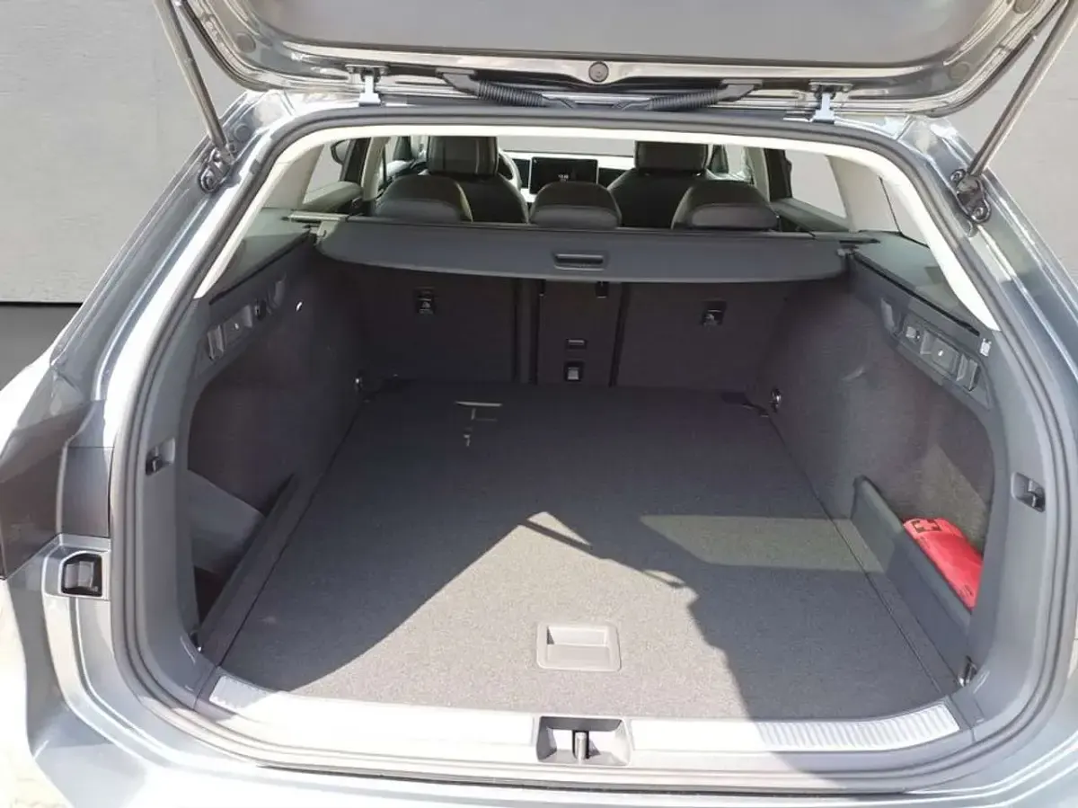 Gebraucht VW Passat Business 150 PS (110 kW) 2025 Grau Kombi