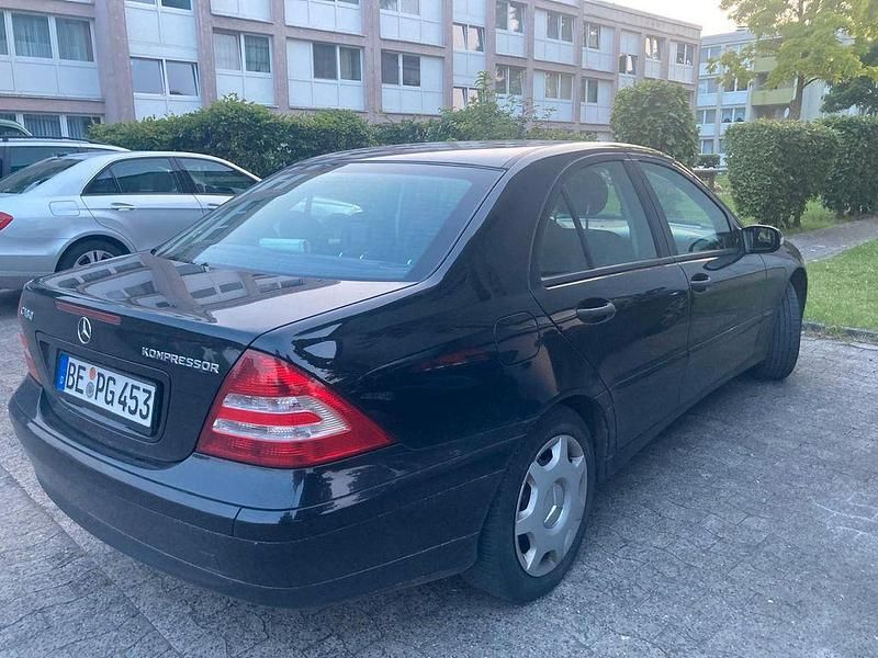 Schwarz Gebraucht 2004 Mercedes C180 Classic Limousine | 2.100 € (Guter Preis) - Bild 1/4