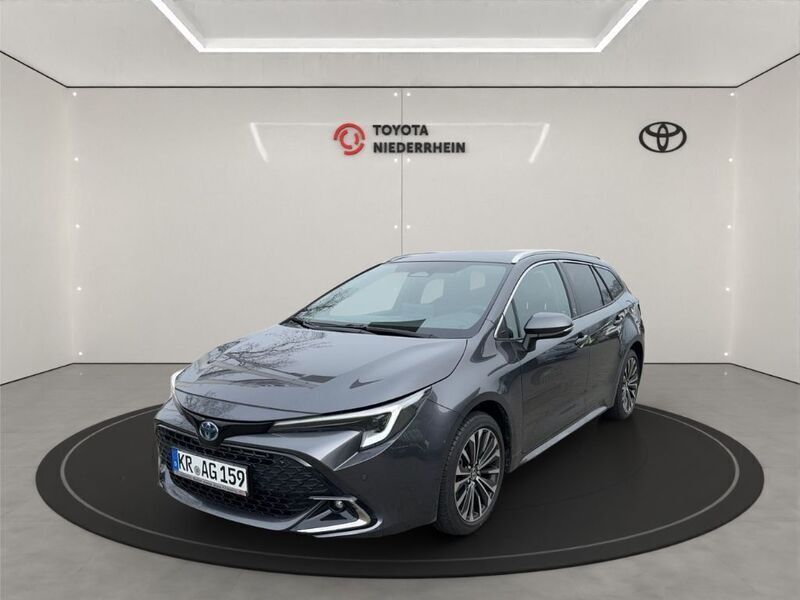 Grau Gebraucht 2023 Toyota Corolla Team Kombi | 30.555 € (Fairer Preis) - Bild 1/4