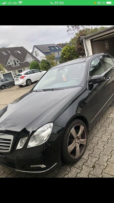 Schwarz Gebraucht 2010 Mercedes E500 Limousine | 15.000 € (Guter Preis) - Bild 1/4