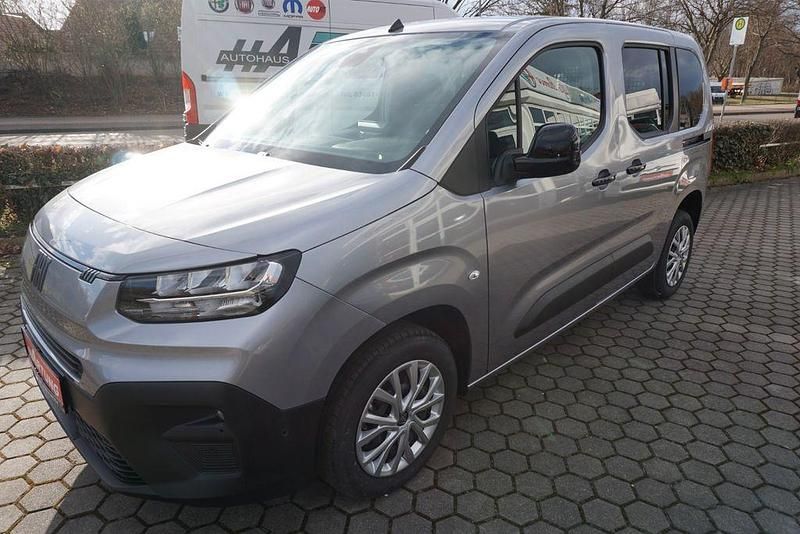 Neu Fiat Doblò 102 PS (75 kW) 2025 Grau Van / Kleinbus