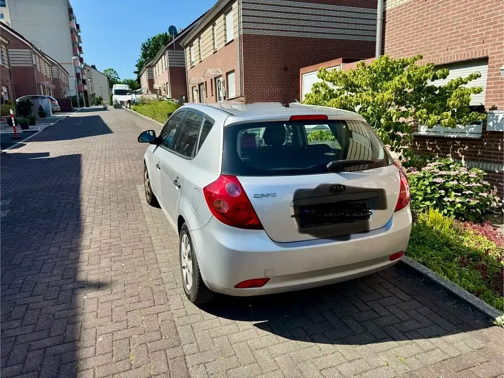 Gebraucht Kia Ceed Vision 109 PS (80 kW) 2009 Silber Kleinwagen
