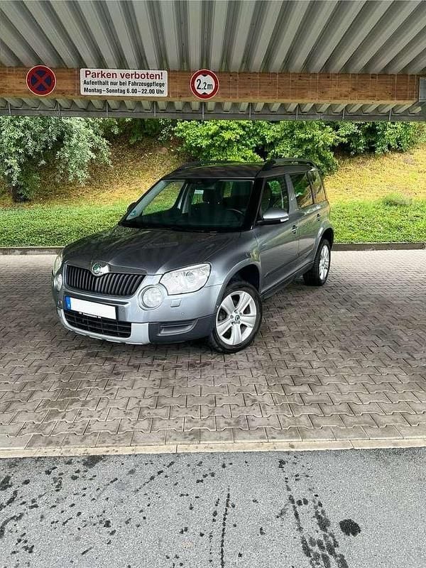 Grau Gebraucht 2012 Skoda Yeti Experience SUV | 10.850 € (Fairer Preis) - Bild 1/4