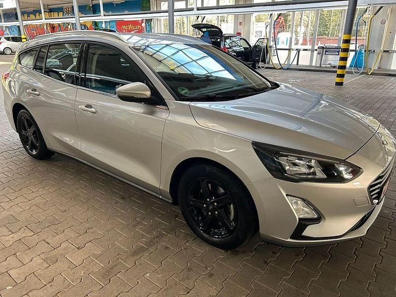 Silber Gebraucht 2021 Ford Focus Cool & Connect Limousine | 14.500 € (Fairer Preis) - Bild 1/4