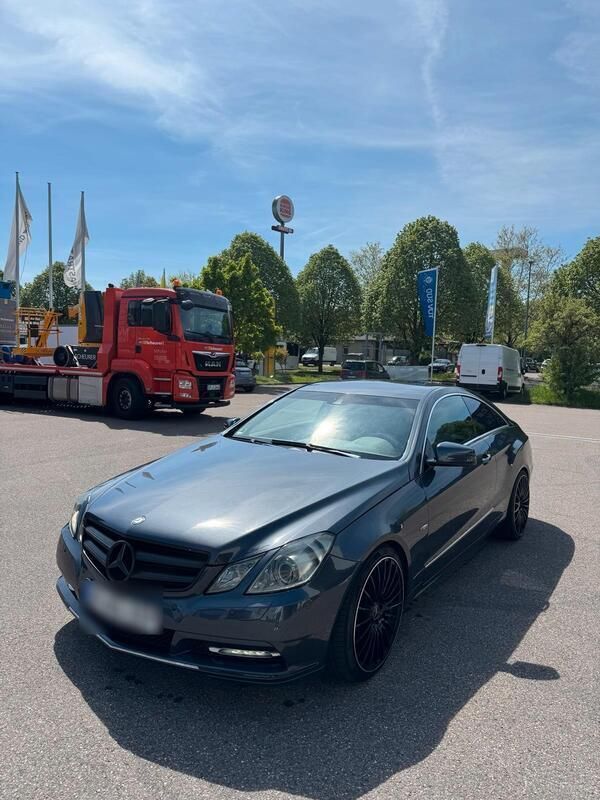Grau Gebraucht 2012 Mercedes E200 Coupé | 14.000 € (Fairer Preis) - Bild 1/4