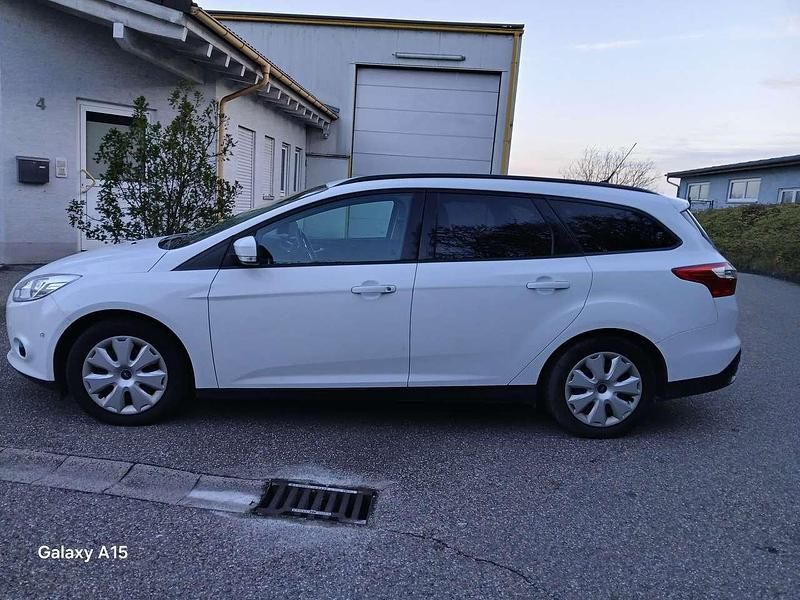Gebraucht Ford Focus 125 PS (91 kW) 2013 Weiß Kombi