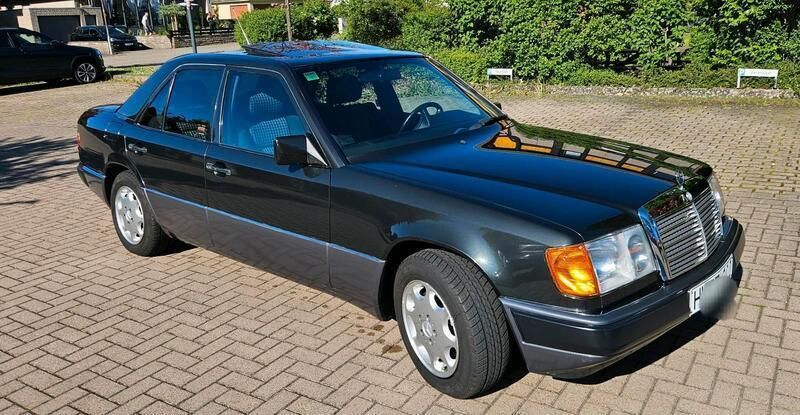Andere außenfarben Gebraucht 1993 Mercedes E220 Limousine | 16.900 € - Bild 1/4